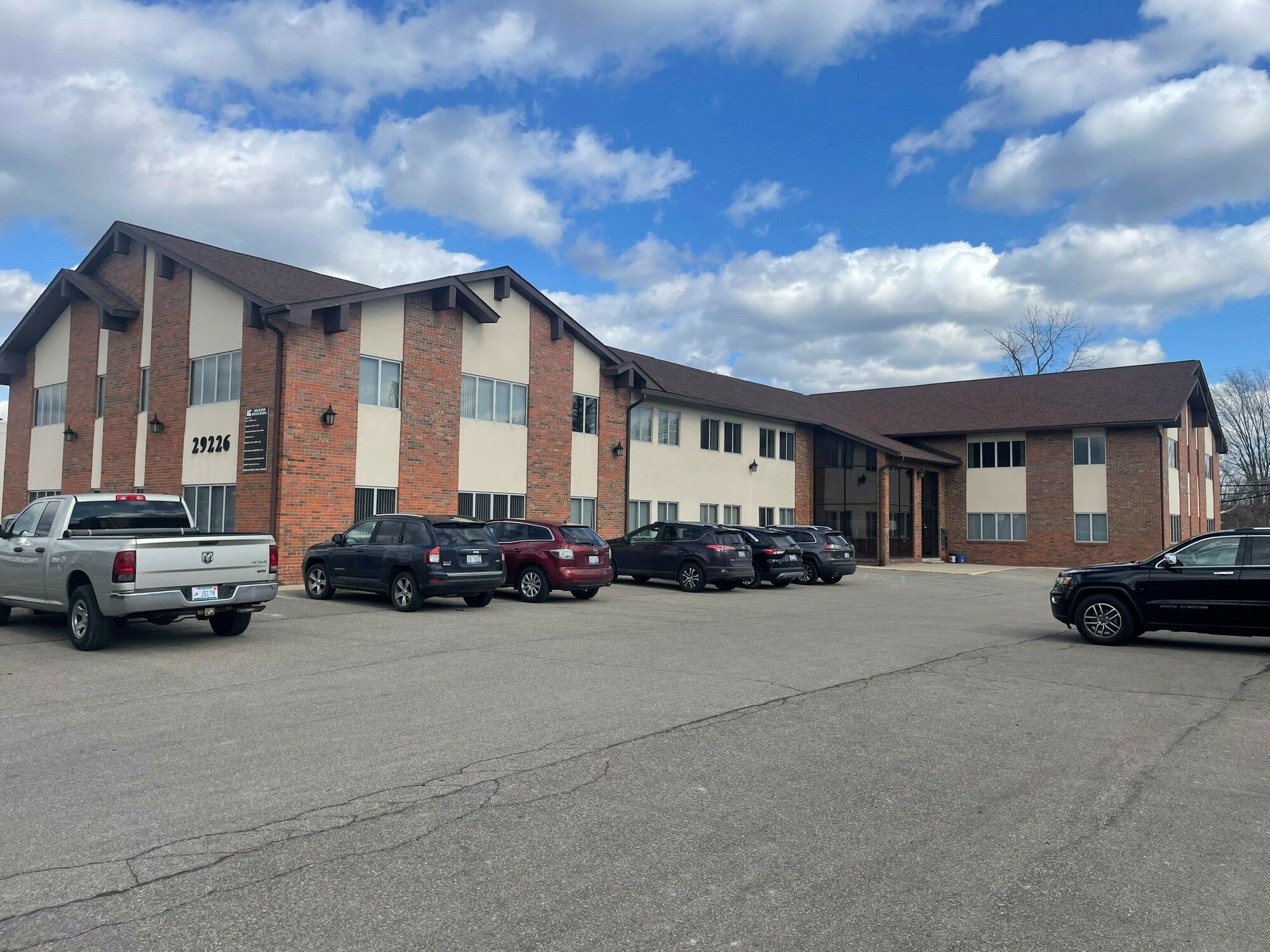 29226 Orchard Lake Rd, Farmington Hills, MI 48334