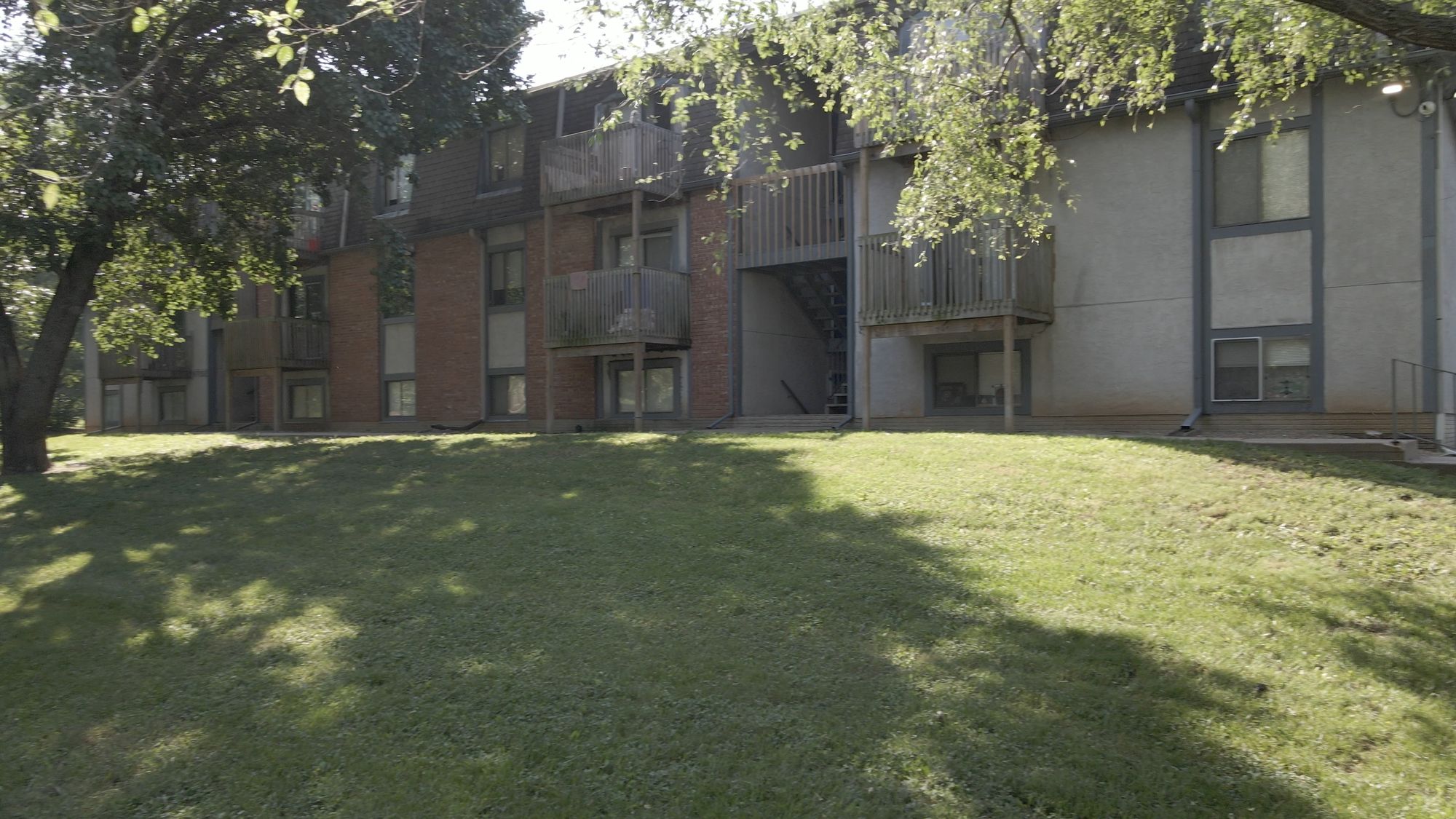 Hampton Court Apartments