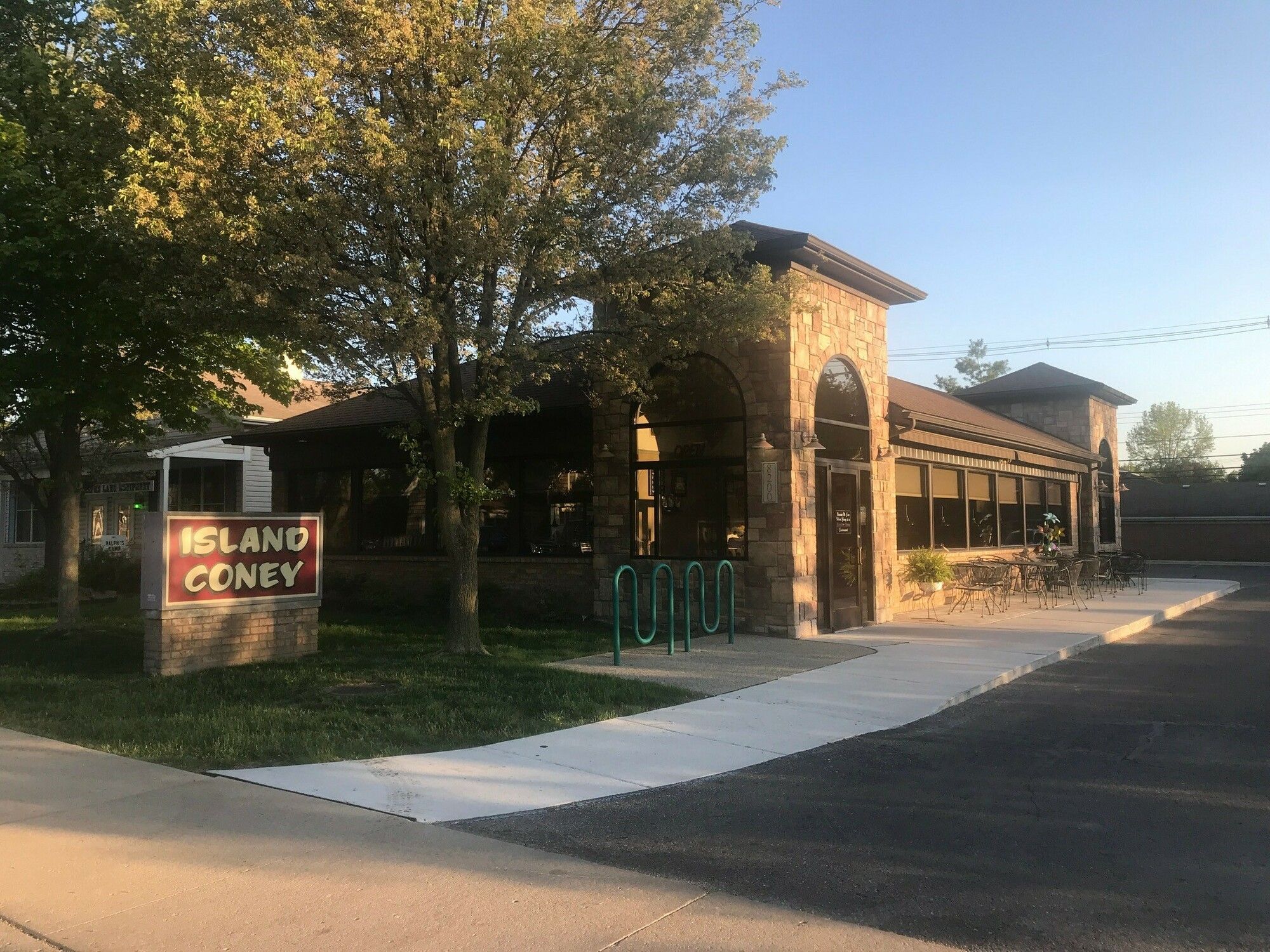 8200 Macomb St, Grosse Ile, MI 48138