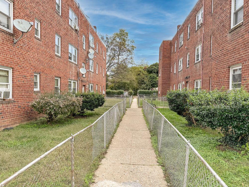 1410-1412 Young Street SE