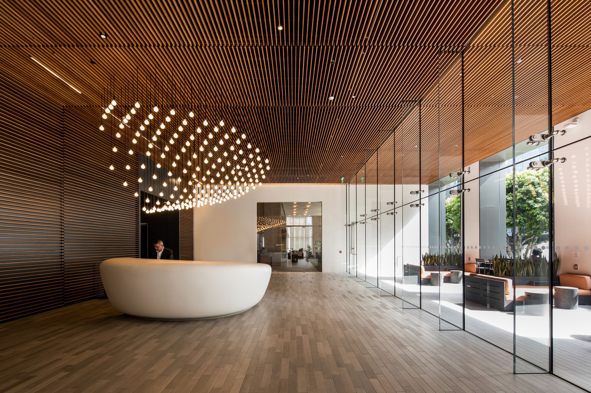 915 Wilshire Blvd, Los Angeles, CA 90017