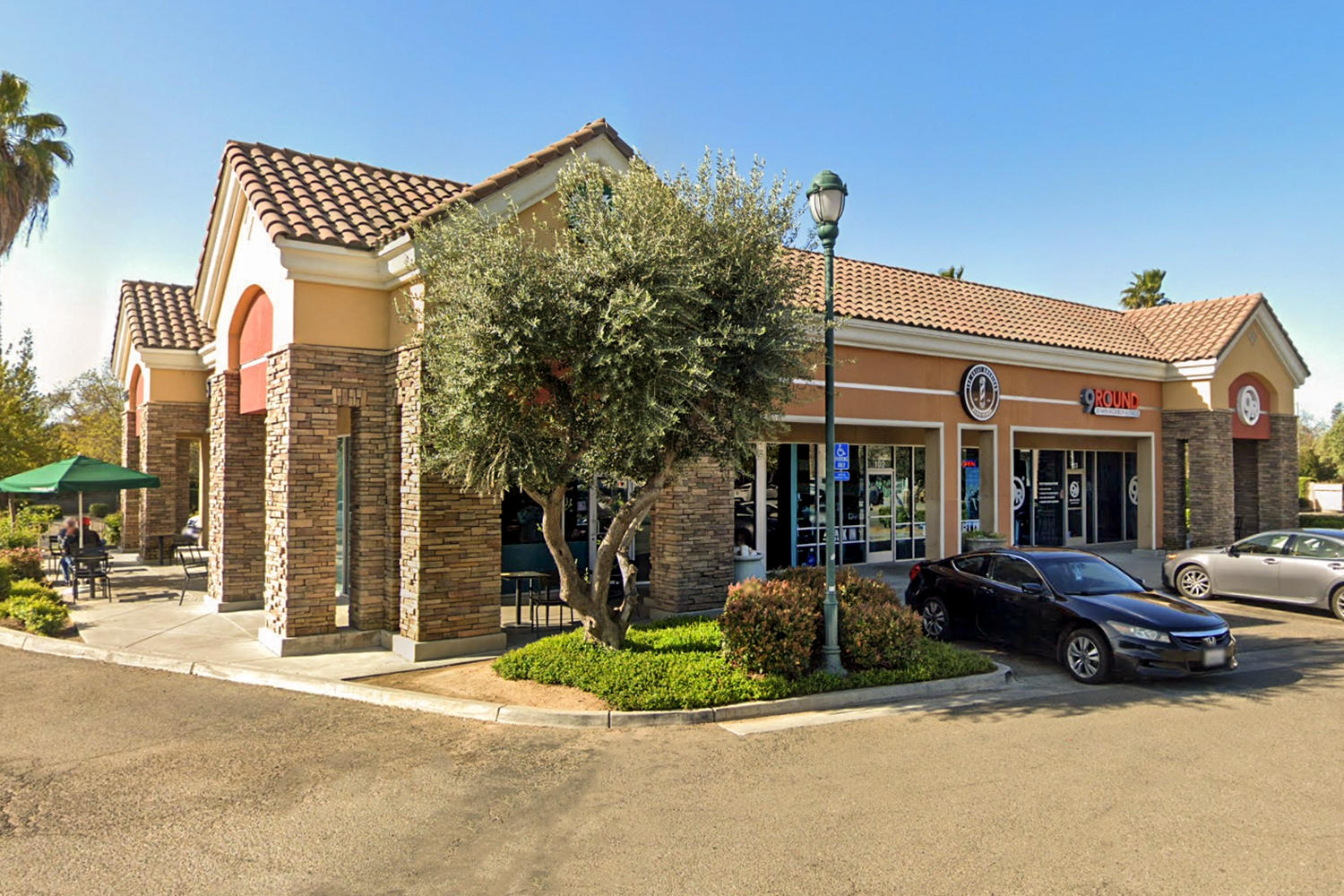 9505 N Sommerville Dr, Fresno, CA 93720