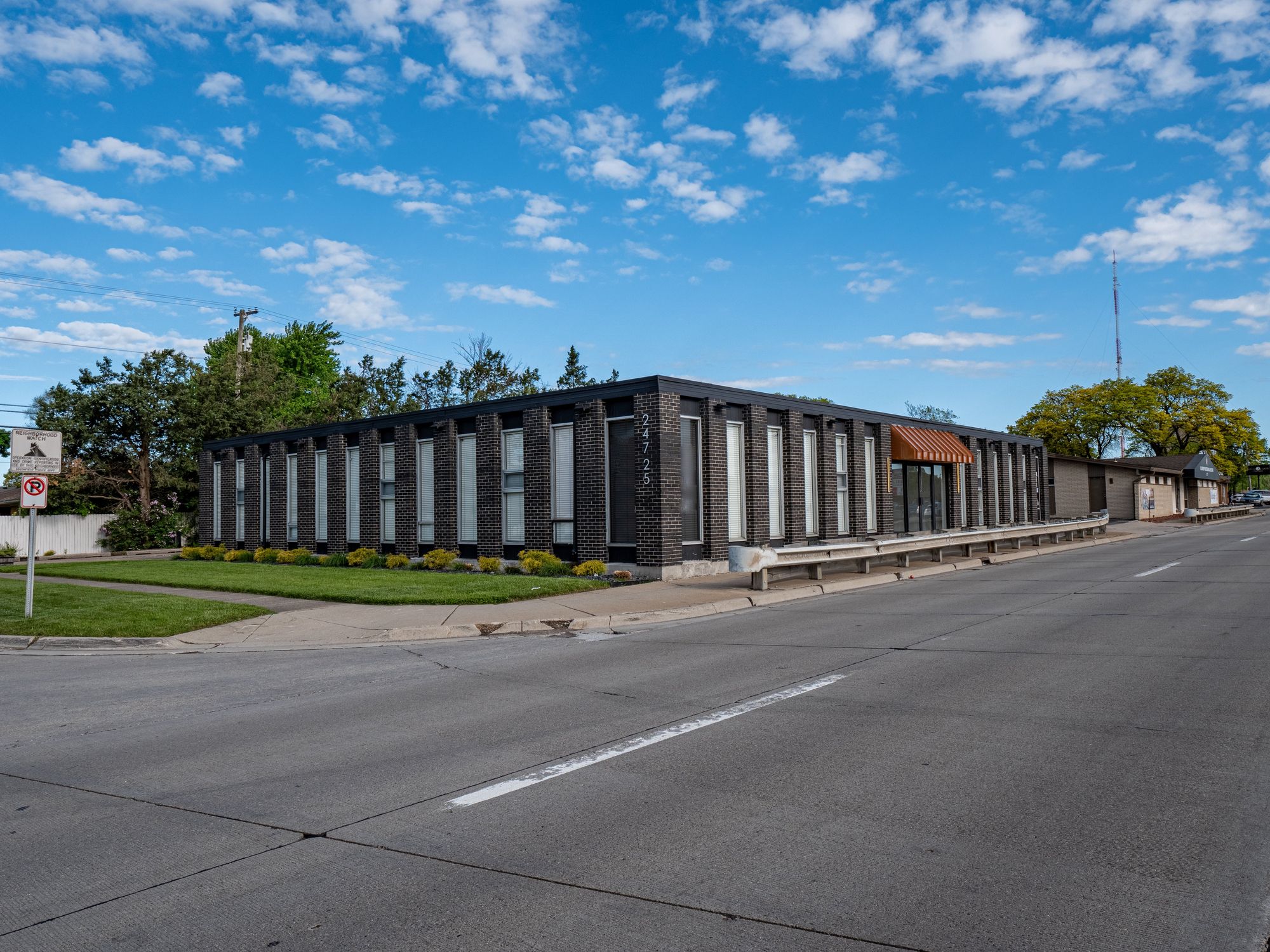 24725 Greenfield Rd, Southfield, MI 48034