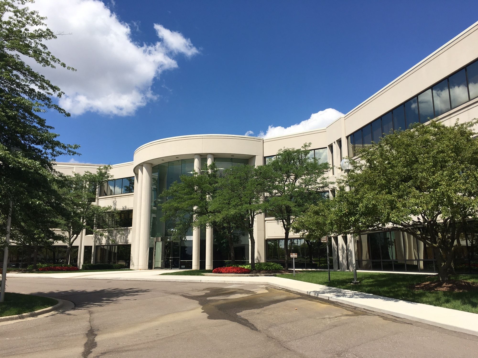 900 Wilshire Dr, Troy, MI 48084