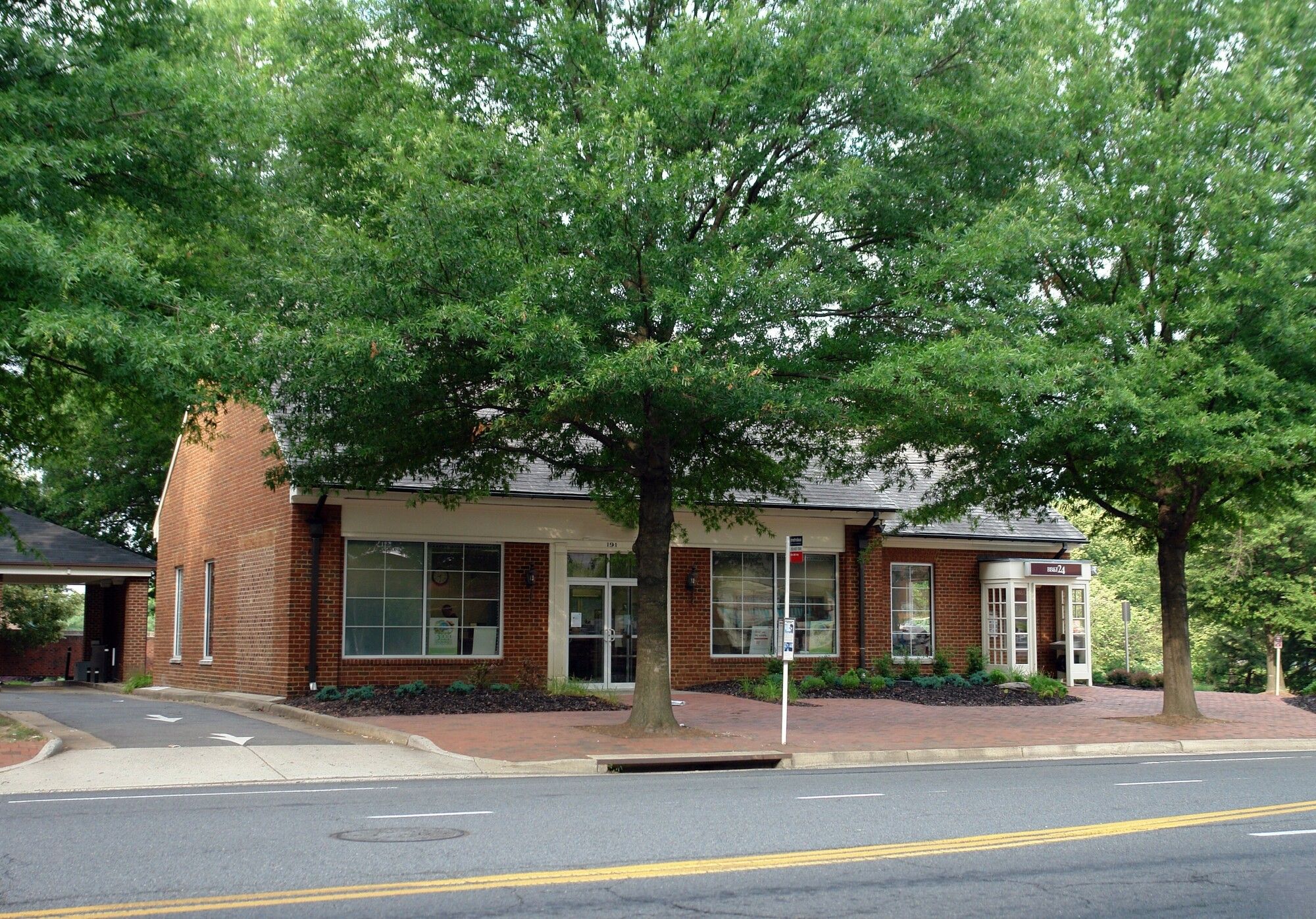 191 W Broad St, Falls Church, VA 22046