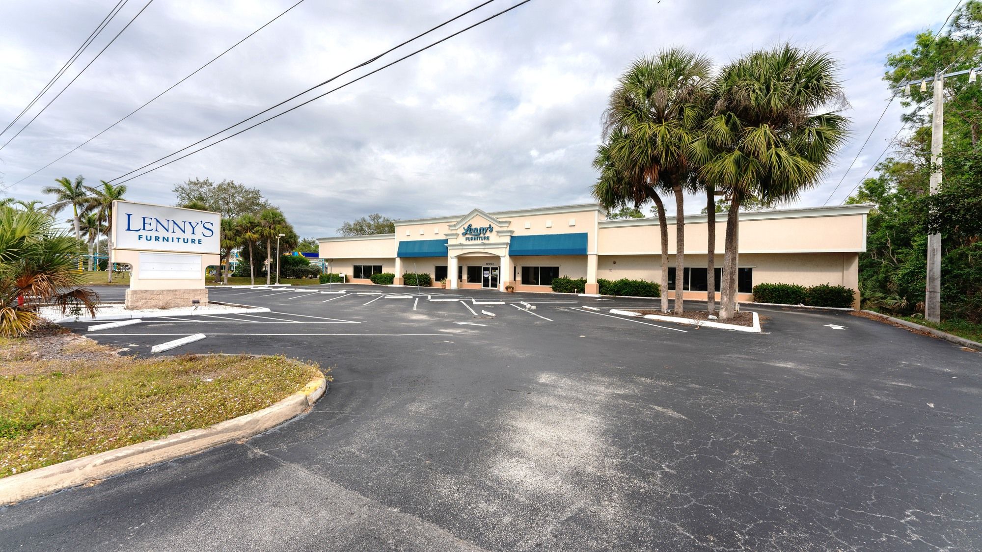 10001 Tamiami Trl E, Naples, FL 34113
