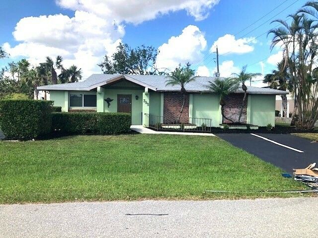 795 Crestview Cir NW, Port Charlotte, FL 33948