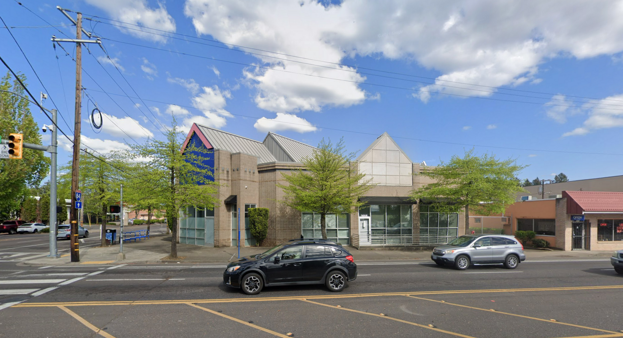 10228 NE Halsey St, Portland, OR 97220