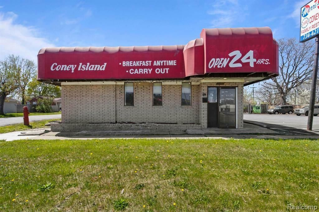 7021 N Merriman Rd, Garden City, MI 48135