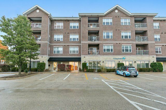 65 Woodbury St, South Elgin, IL 60177