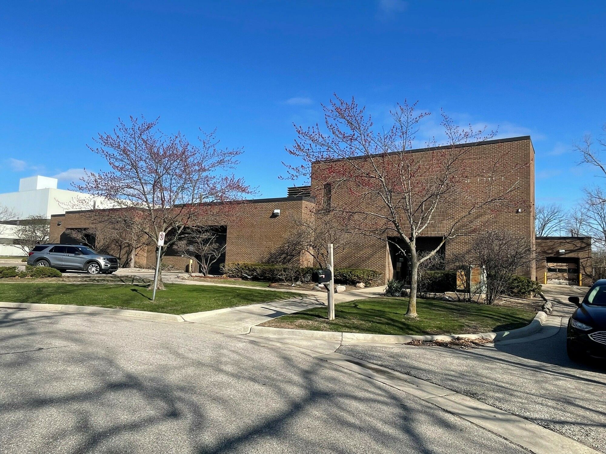 24524 W 11 Mile Rd, Southfield, MI 48034