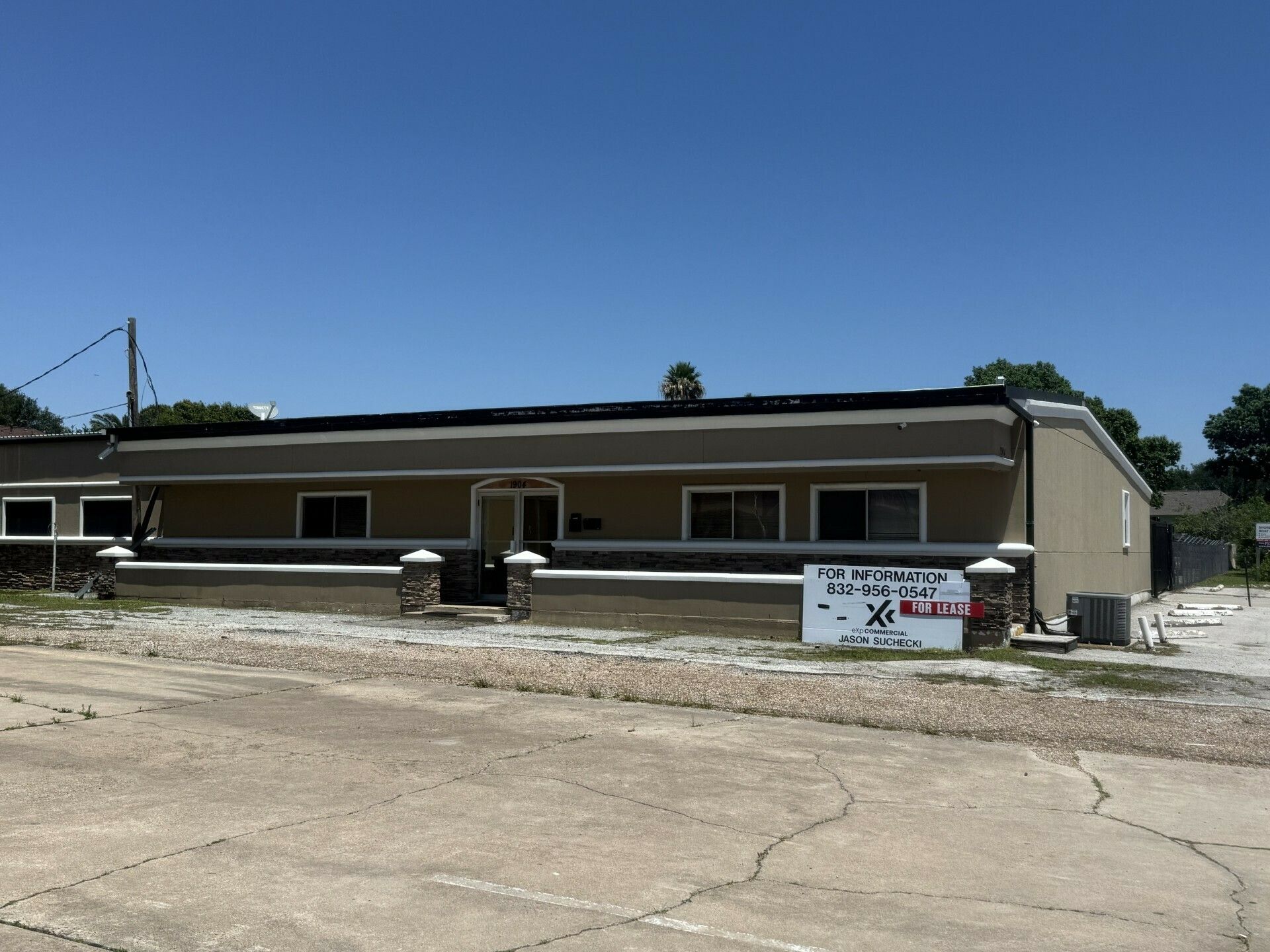 1904 Hialeah Dr, Seabrook, TX 77586