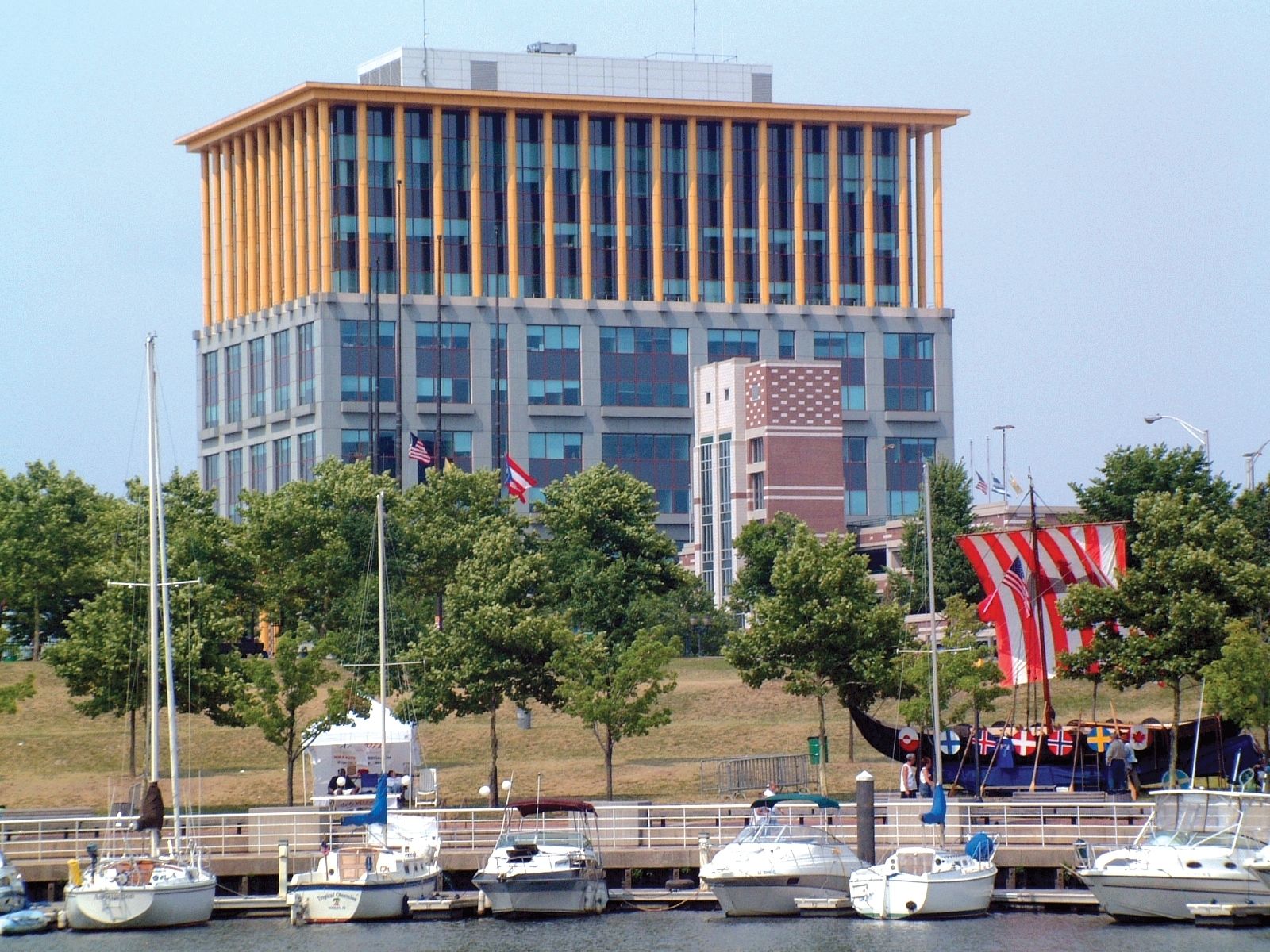 2 Riverside Dr, Camden, NJ 08103