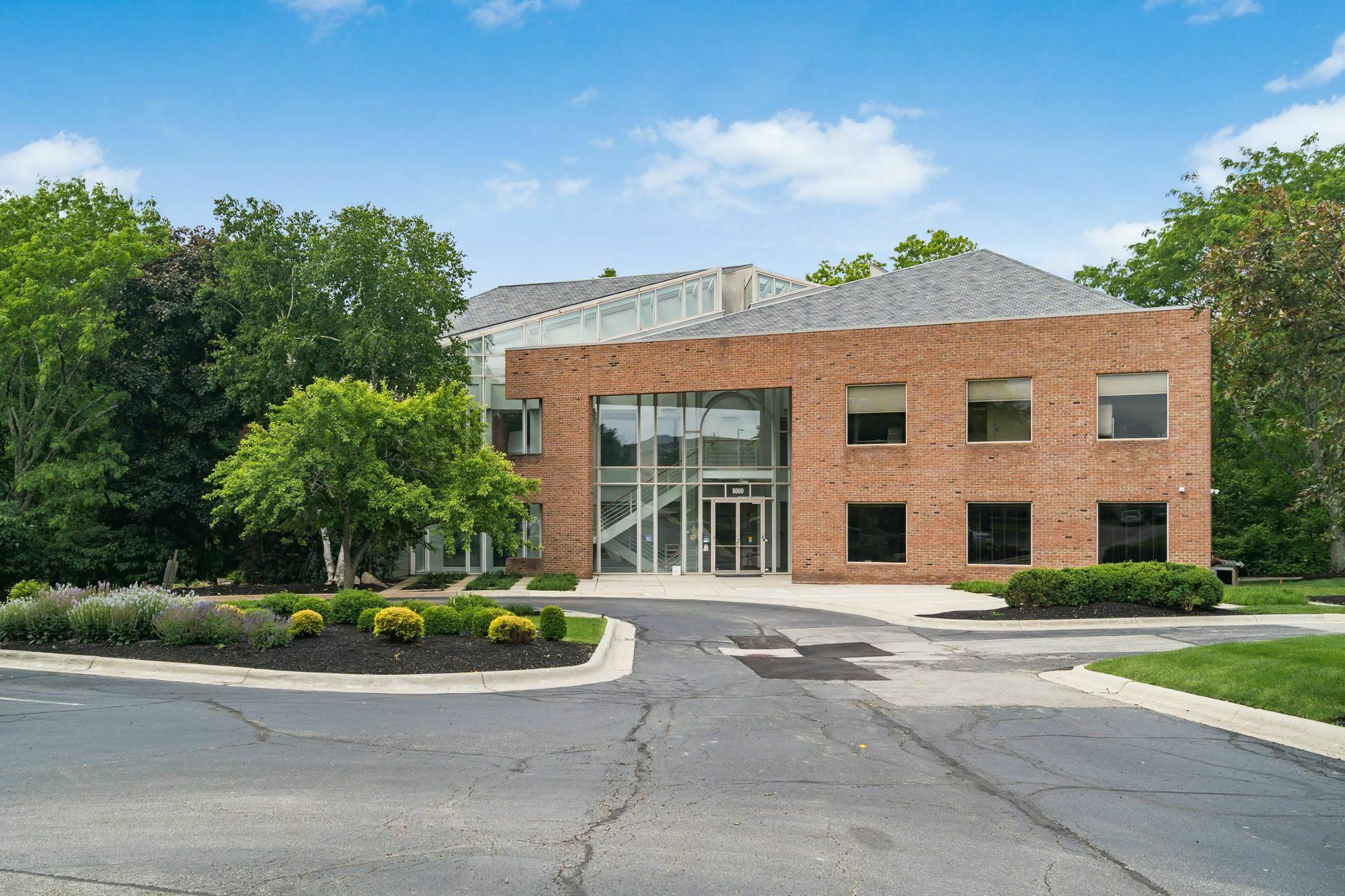 8000 Ravines Edge Ct, Columbus, OH 43235
