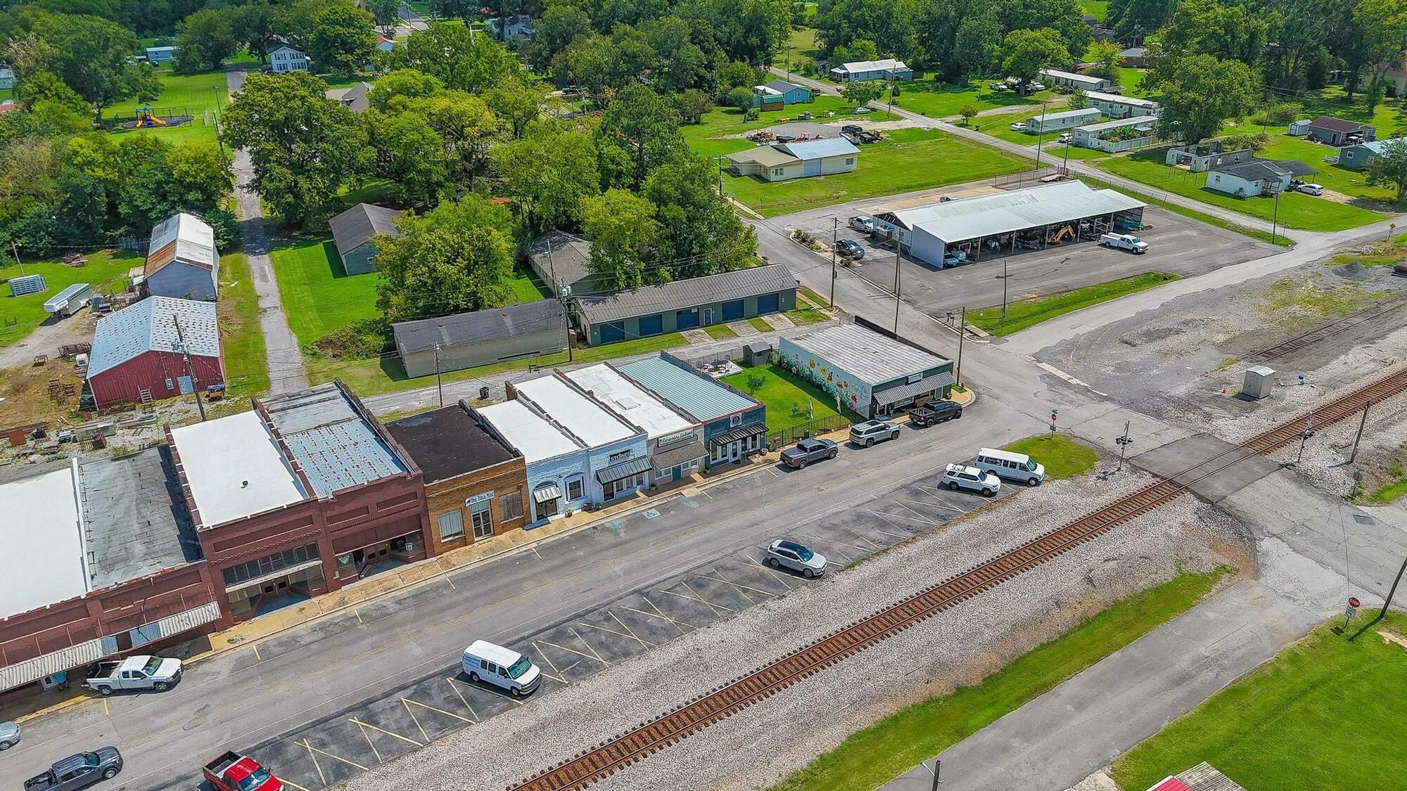 46 Railroad Ave, Falkville, AL 35622