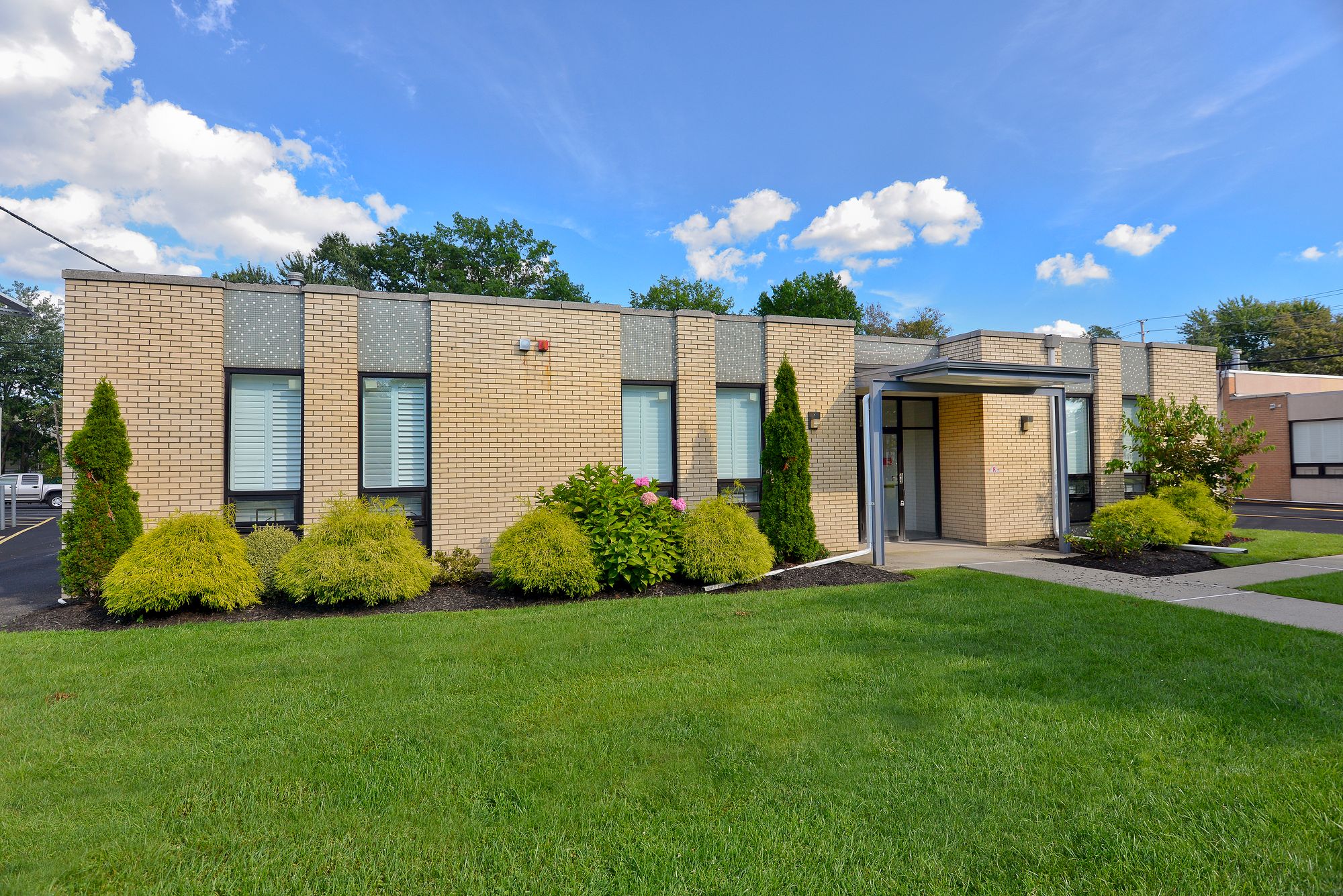 11 Graphic Pl, Moonachie, NJ 07074
