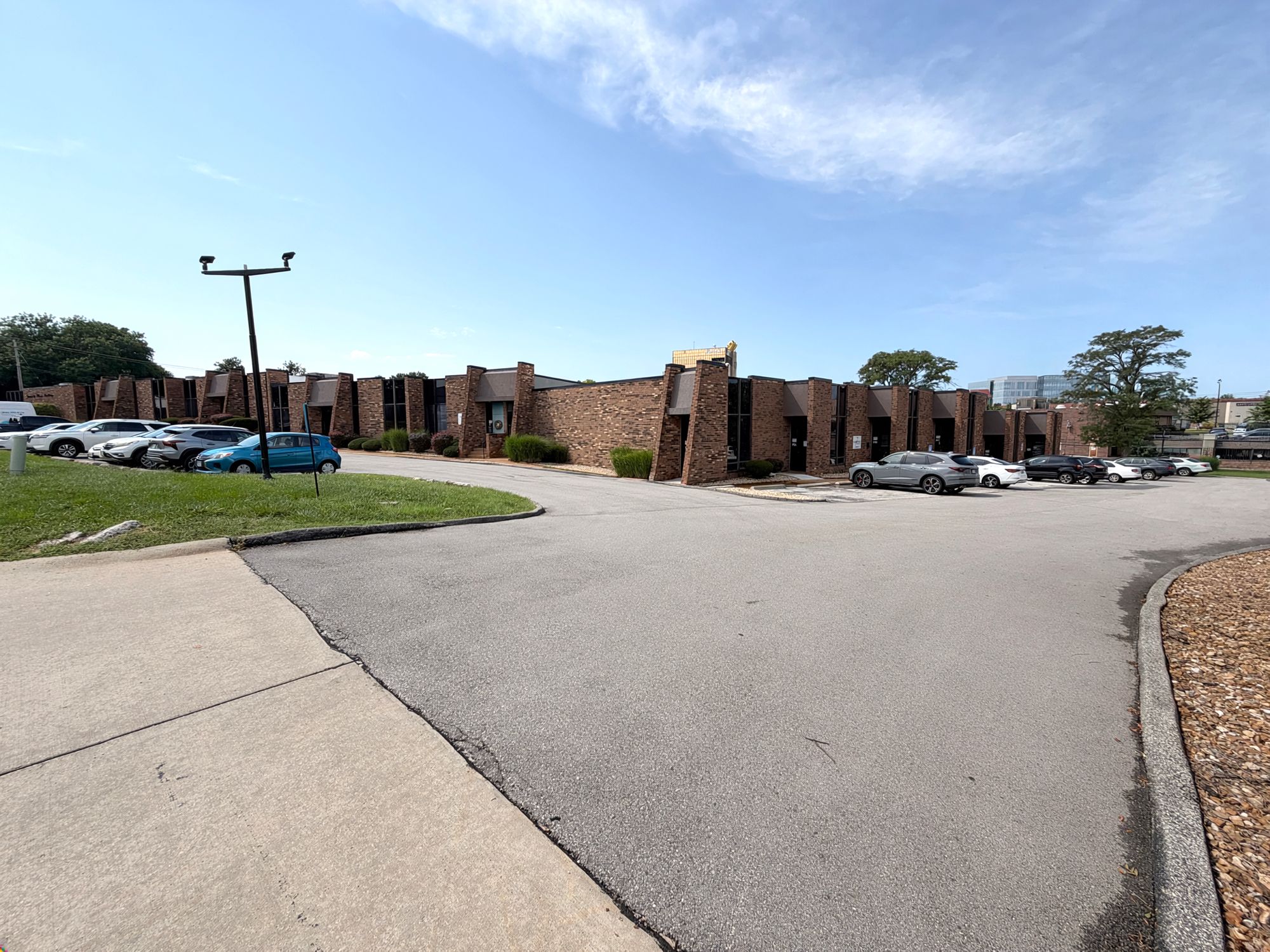 907 Fee Fee Rd, Maryland Heights, MO 63043
