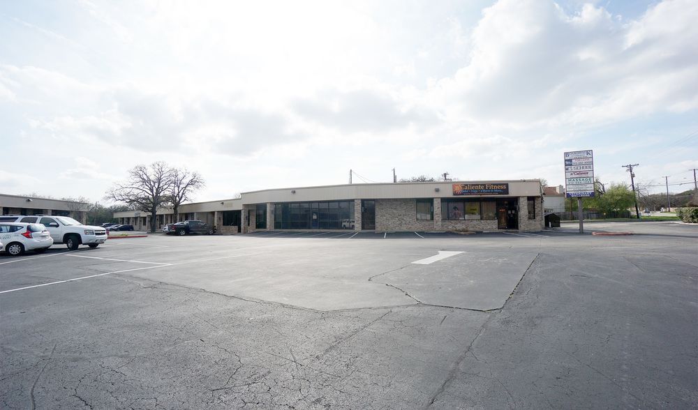 Retail for lease at 2111 Sam Bass Rd, Round Rock, TX, 78681 — photo 2